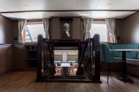 Een zitgedeelte bij Hotelboot Koningin Emma I Kloeg Collection