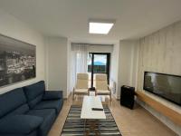 Telewizja i/lub zestaw kina domowego w obiekcie Apartamento con terraza,2 min de la playa, Ares