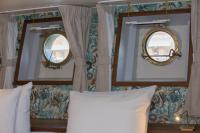 Een bed of bedden in een kamer bij Hotelboot Koningin Emma I Kloeg Collection
