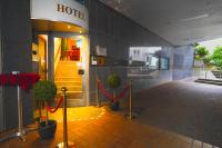 Un hotel con plantas en macetas frente a un edificio. en Gästehaus Präsenzhof, en Bensheim