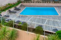 una vista aérea de una piscina en un edificio en C1 Clemenceau Pool Balcony Bath AC 2mins walk to sand beach, en Cannes