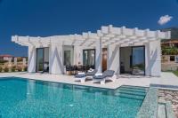 Bazén v ubytování White Blossoms Villas nebo v jeho okolí