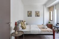Postel nebo postele na pokoji v ubytování Eleni’s 1-BR Apt in Larnaca Center