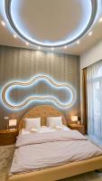 Posteľ alebo postele v izbe v ubytovaní Prime Downtown Budapest Luxury Condo, Private Spa, Home Cinema, Patio