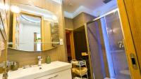 Kúpeľňa v ubytovaní Prime Downtown Budapest Luxury Condo, Private Spa, Home Cinema, Patio