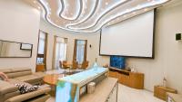 Televízia a/alebo spoločenská miestnosť v ubytovaní Prime Downtown Budapest Luxury Condo, Private Spa, Home Cinema, Patio