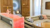 Posedenie v ubytovaní Prime Downtown Budapest Luxury Condo, Private Spa, Home Cinema, Patio