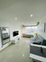 TV a/nebo společenská místnost v ubytování Apartamento La Torre 1337 Precioso, moderno y con piscina