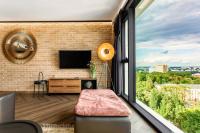 Televízia a/alebo spoločenská miestnosť v ubytovaní SkyView Suite - Niepowtarzalny widok i basen