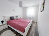 Łóżko lub łóżka w pokoju w obiekcie Juhar Apartman