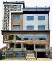 Un gran edificio con una escalera en el frente. en Hotel Grand Residency, en Jamshedpur