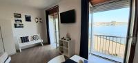 Televízia a/alebo spoločenská miestnosť v ubytovaní Castello Apartment