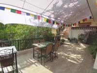 加德满都Green Mandala Inn的天井配有桌椅和旗帜