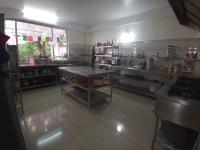 加德满都Green Mandala Inn的一间厨房,房间中间配有一张桌子