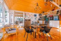 Restaurace v ubytování Laguna Beach Club Bazaleti Lake