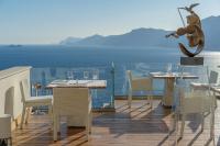 Un restaurante con una mesa y sillas en un balcón. en Casa Angelina, en Praiano
