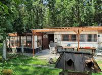 a small house with a table and a patio at &#39;T boshuisje in Opglabbeek