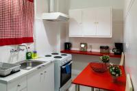 Kuchyňa alebo kuchynka v ubytovaní Koukaki Olympiou Apartment