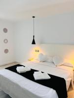 Postel nebo postele na pokoji v ubytování Jacaranda Apartments & Studios
