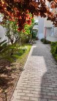 Vonkajšia záhrada v ubytovaní Akrata Rose Garden Apartments I