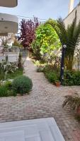 Vonkajšia záhrada v ubytovaní Akrata Rose Garden Apartments I