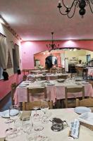 uma sala de jantar com mesas e cadeiras com taças de vinho em Hotel Piccola Mantova em Bosco Chiesanuova