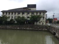 唐津市にあるJyonai Hotelの水域の隣に建つ建物