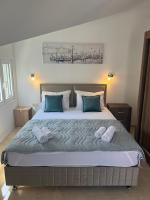 Un dormitorio con una cama grande con toallas. en Venice Apartments, en Tivat
