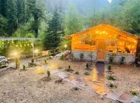 ein Haus mit Lichtern davor in der Unterkunft Mystic Vibes - Jibhi in Jibhi