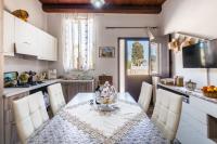 A kitchen or kitchenette at "The Cottage"with sea view, parking & wifi