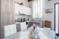 A kitchen or kitchenette at "The Cottage"with sea view, parking & wifi
