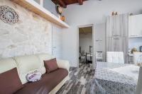 A seating area at "The Cottage"with sea view, parking & wifi