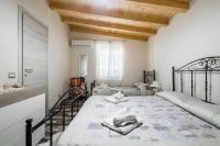 A bed or beds in a room at "The Cottage"with sea view, parking & wifi