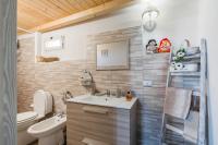 A bathroom at "The Cottage"with sea view, parking & wifi