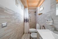 A bathroom at "The Cottage"with sea view, parking & wifi