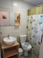 Koupelna v ubytování Small Apartment For 3 Pers 70meters From The Beach