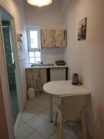 Kuchyň nebo kuchyňský kout v ubytování Small Apartment For 3 Pers 70meters From The Beach