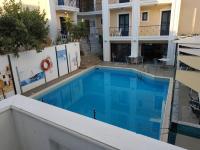 Bazén v ubytování Small Apartment For 3 Pers 70meters From The Beach nebo v jeho okolí