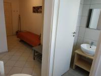 Koupelna v ubytování Small Apartment For 3 Pers 70meters From The Beach