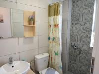 Koupelna v ubytování Small Apartment For 3 Pers 70meters From The Beach