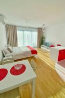 Posteľ alebo postele v izbe v ubytovaní Capital Towers - Apartament Pop-art z widokiem na rzekę