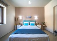 Posteľ alebo postele v izbe v ubytovaní Iro City and Beach Boutique Homes