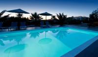 Bazén v ubytování Valena Mare Suites & Apartments nebo v jeho okolí