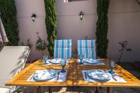 Posedenie v ubytovaní Iro City and Beach Boutique Homes