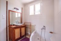 Um banheiro em Welcome To The Nossi B&eacute; Villa