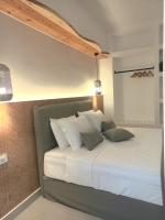 Posteľ alebo postele v izbe v ubytovaní Sfakia Seaside luxury Suites