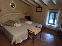 Posteľ alebo postele v izbe v ubytovaní Casa rural con encanto, 4 hab con 4 baños completos en suite, piscina y campo privado