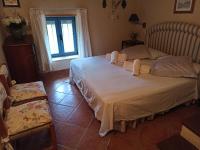 Posteľ alebo postele v izbe v ubytovaní Casa rural con encanto, 4 hab con 4 baños completos en suite, piscina y campo privado