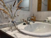 A bathroom at Apartaments Cel i Fusta