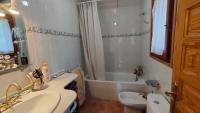 A bathroom at Apartaments Cel i Fusta